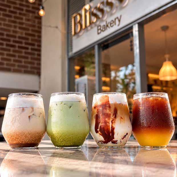 Selección de bebidas frías artesanales en Bliss Soul Bakery