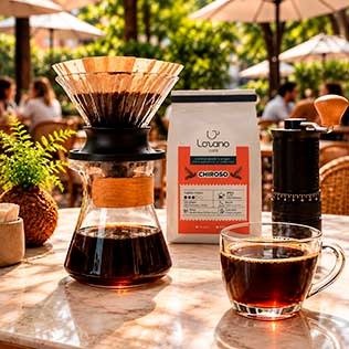Método de filtrado artesanal y café de especialidad colombiano de origen Chiroso servido en Bliss Soul Bakery Sabaneta