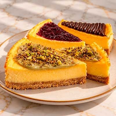 Cheesecake artesanal de autor horneado con pistacho, frutos rojos y chocolate en Bliss Soul Bakery Sabaneta