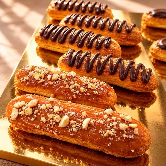 Selección y vitrina de postres de autor y repostería artesanal fina de temporada en Bliss Soul Bakery Sabaneta