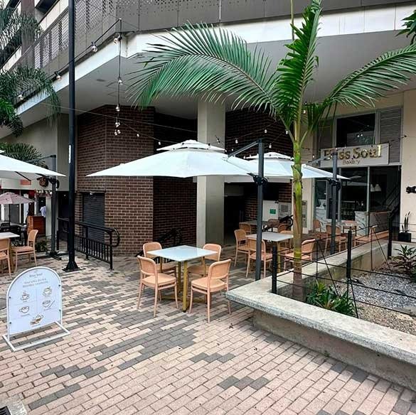 Ambiente acogedor y elegante de café y repostería en el salón y terraza de Bliss Soul Bakery en Sabaneta