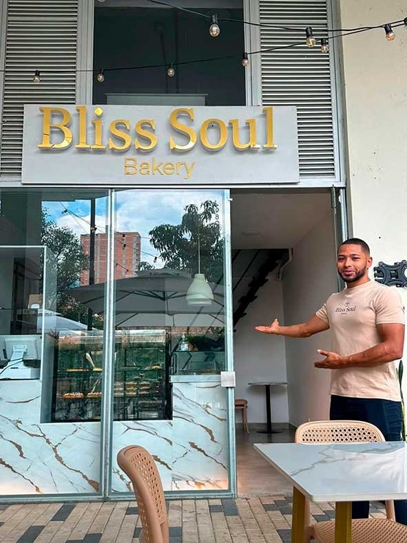 Fachada y bienvenida a Bliss Soul Bakery en Bulevar de Alcázar, Sabaneta