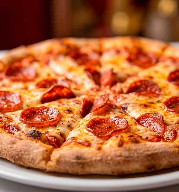 Pizza artesanal de pepperoni recién horneada con queso mozzarella fundido