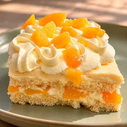 Porción de tarta de durazno con masa sablée y láminas caramelizadas en Bliss Soul Bakery Sabaneta