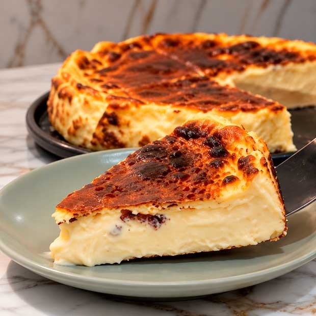 Tarta Vasca artesanal con centro cremoso fundente en Bliss Soul Bakery