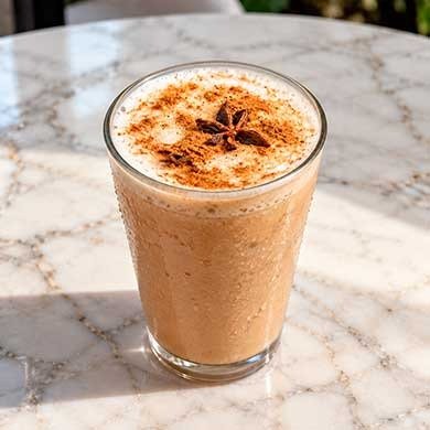Vaso de Té Chai Frappé frío artesanal con canela y especias aromáticas en Bliss Soul Bakery Sabaneta