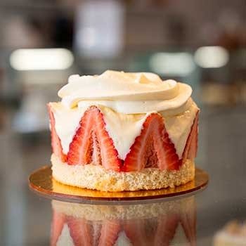 Tarta Fraisier artesanal con bizcocho genovés esponjoso, crema diplomata y fresas frescas seleccionadas en Bliss Soul Bakery Sabaneta