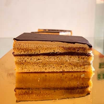 Torta Ópera clásica con capas de bizcocho joconde, ganache de cacao y crema moka en Bliss Soul Bakery Sabaneta